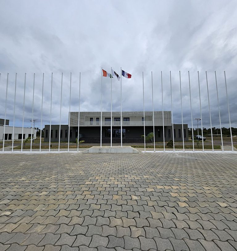 CENTRE ANTITERRORISME JACQUEVILLE - MAT PORTE DRAPEAU